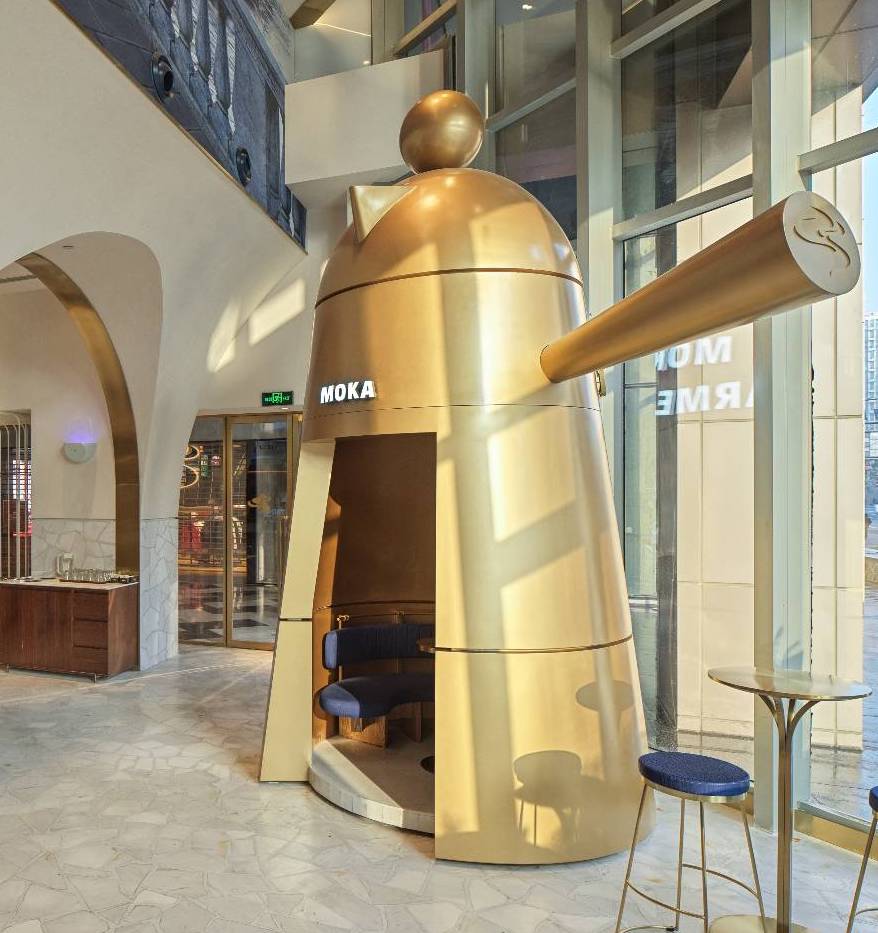 La colossale Carmencita nel Flagship Store Lavazza