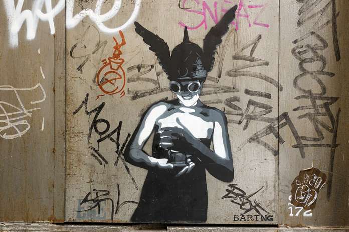 1024px-BCN_-_20150814_-_64_(21582869998) Un'opera di Sm172, street artist spagnolo. Questo graffiti si trova a Raval, uno dei centri delle notti di Barcellona