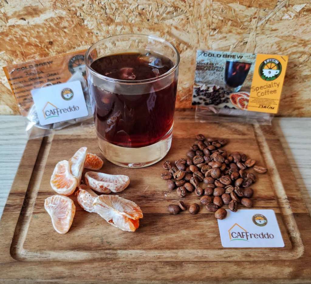 Una bustina di CAfFreddo contiene gli ingredienti per un cold brew gustoso e bilanciato