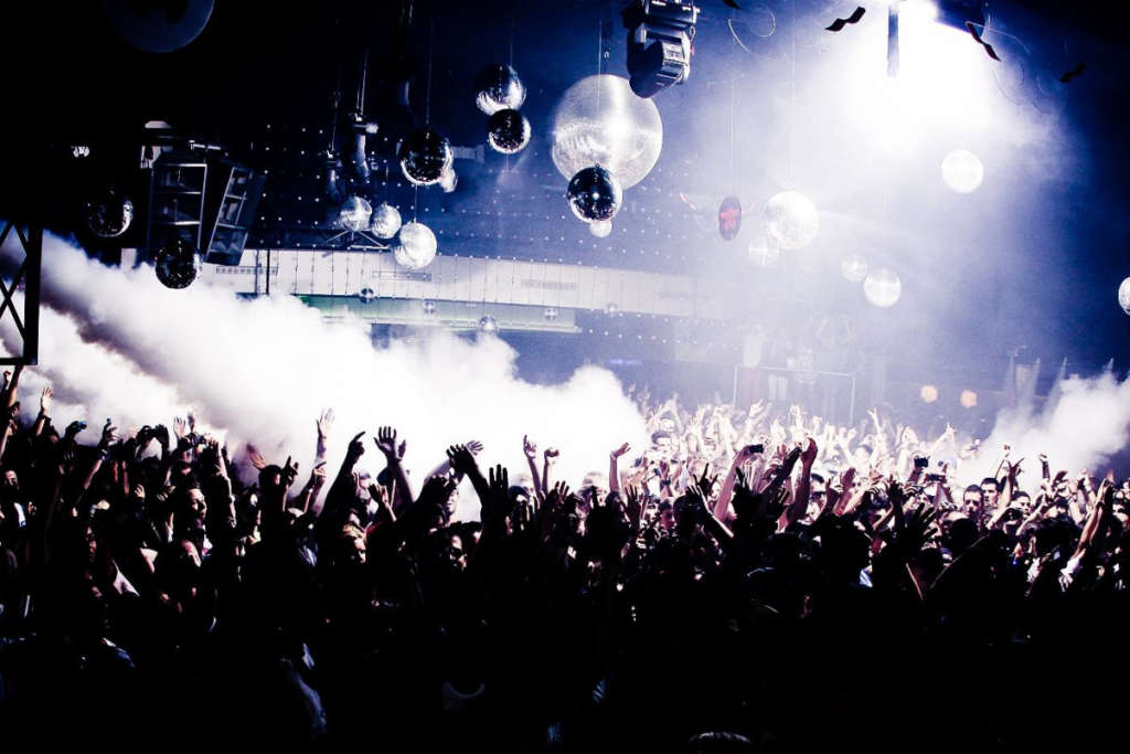 Il fatturato annuale delle discoteche (fonte Silb/Fipe) è di 1 miliardo è 300 milioni, che sale a 3 miliardi includendo tutti i locali dove si balla. La perdita quest’anno è stata del 90%.