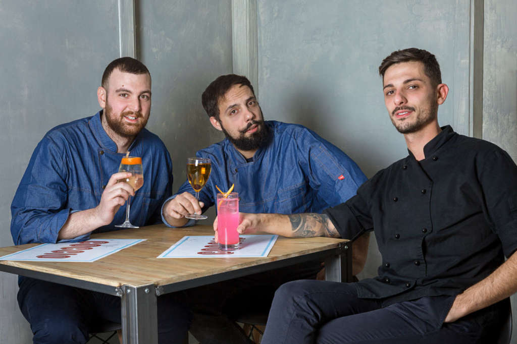 Da sinistra, Alessio Valloni, socio e proprietario con Dario Gioco, bar manager e partner. A destra, Gabriele Tomassetti, chef e responsabile del reparto food