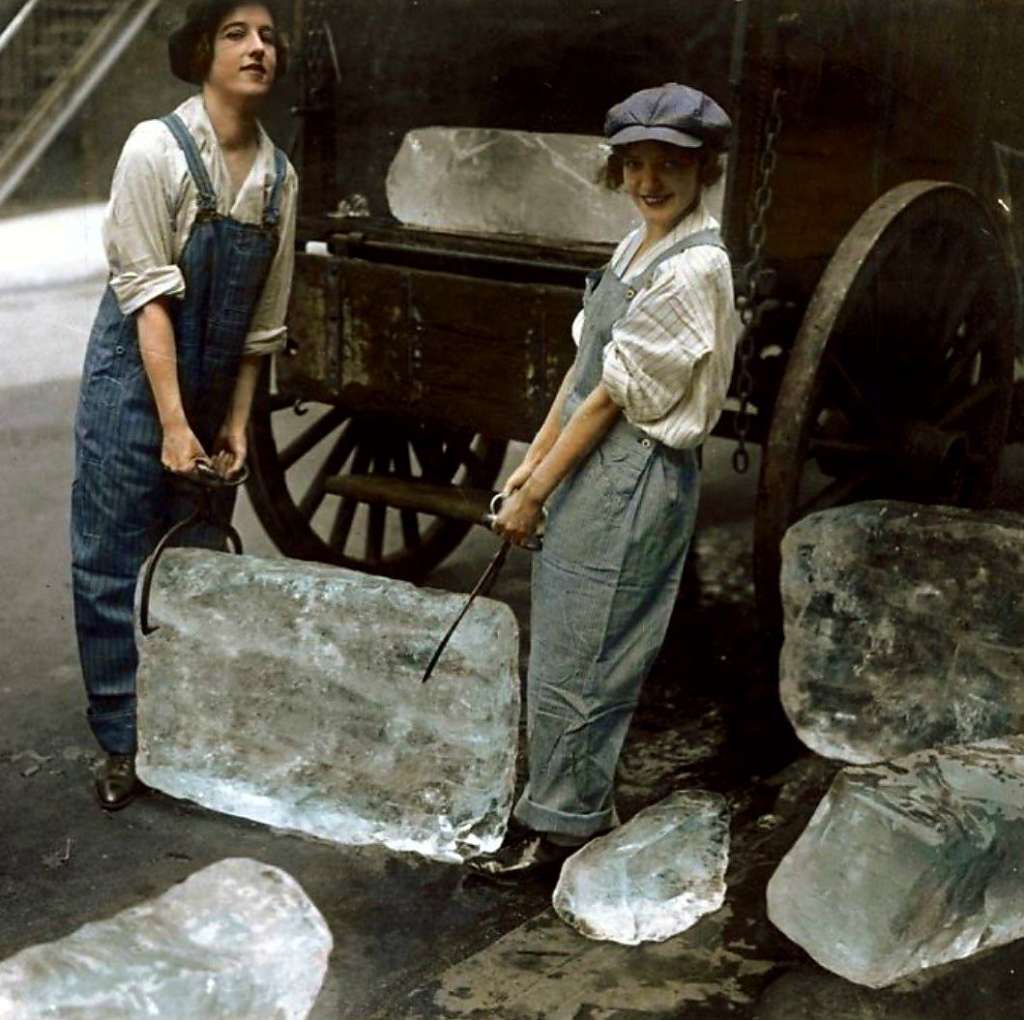 Consegna del ghiaccio, 1918. Foto originale in bianco e nero colorata da Dana Keller