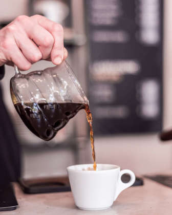 Caffè estratto a filtro. Foto Romedia Studio