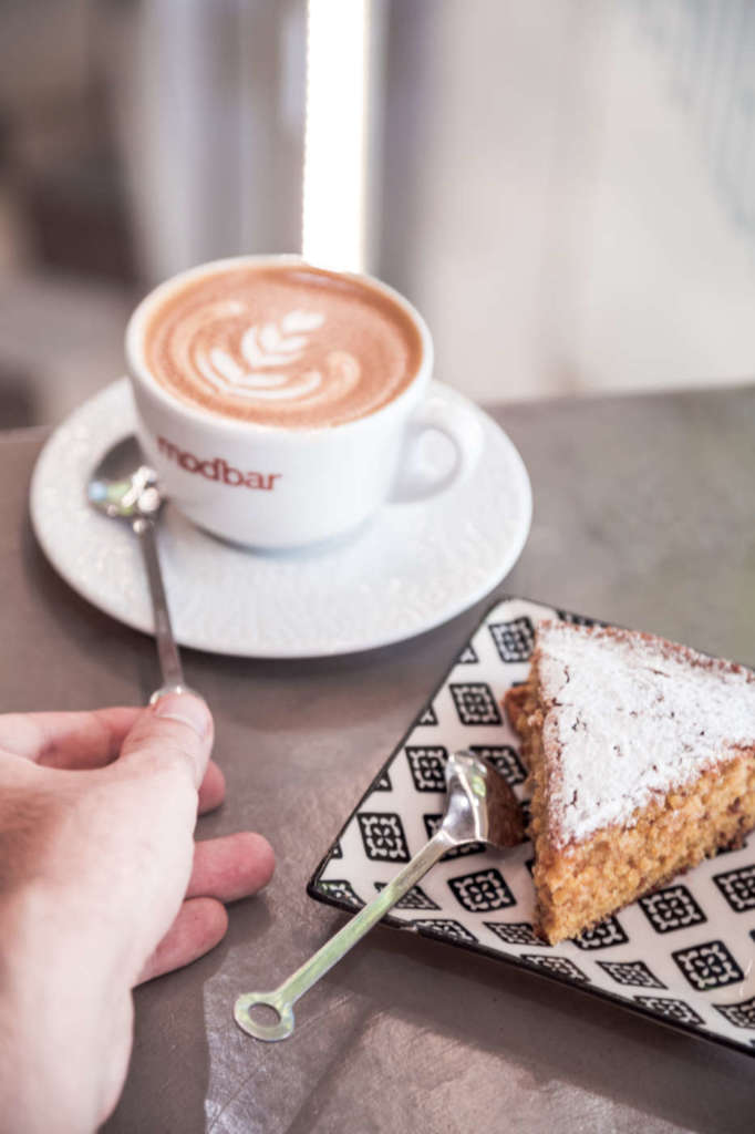 Carrot cake e cappuccino
