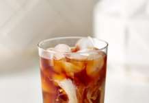 Caffè on ice con latte di mandorla