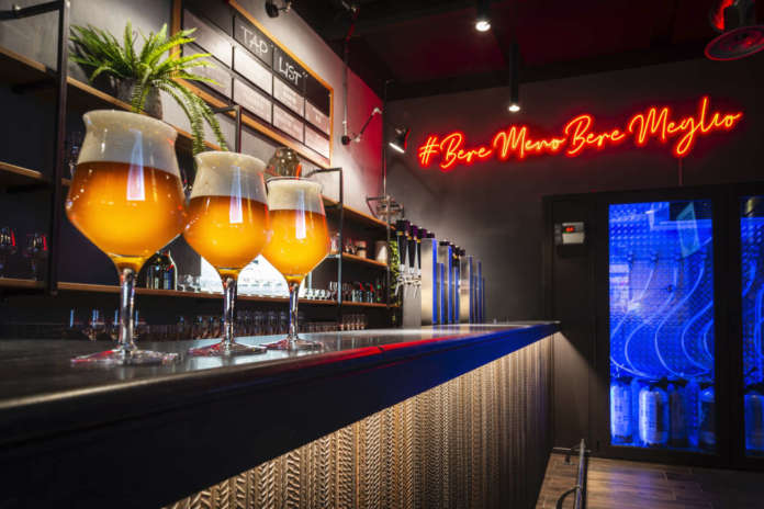 Il bancone birre de Il Tempio della Birra di Genova
