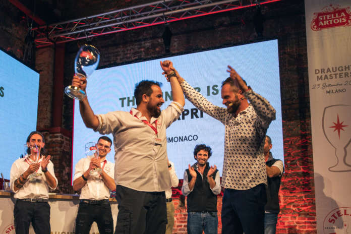 Simone Rugiati proclama vincitore Carmine Monaco