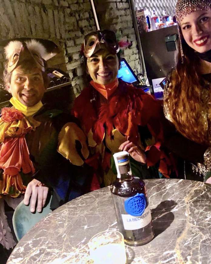Steward e hostess mascherati da pappagalli della foresta amazzonica