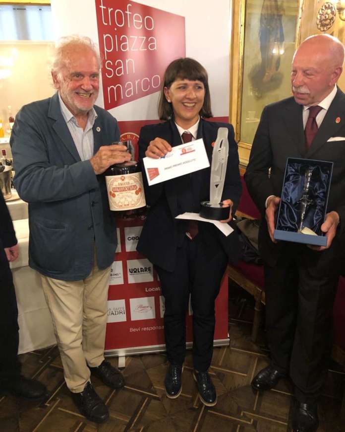 La commossa vincitrice Giulia Socia tra Danilo Bellucci e Angelo Boscolo