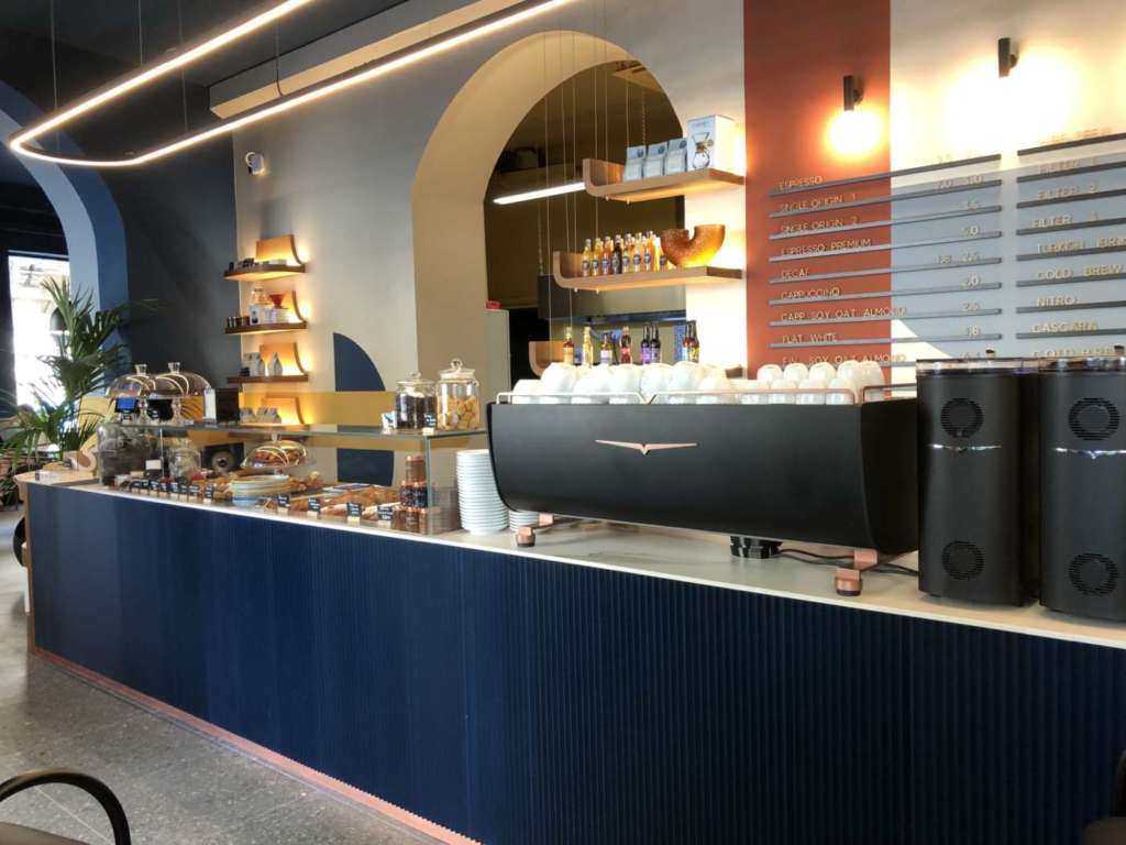 Il lungo banco bar di Cafezal in viale Premuda a Milano