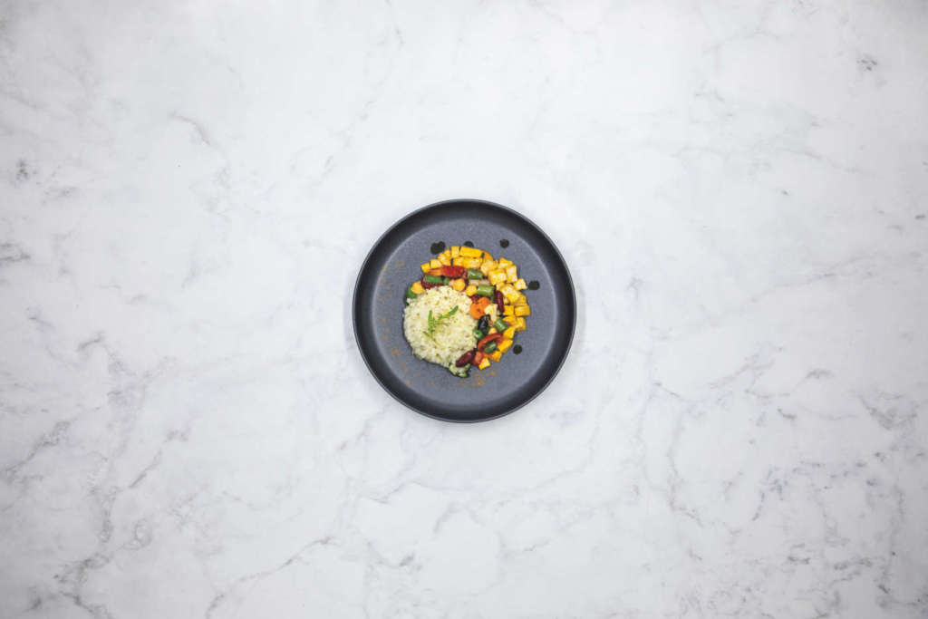 Insalata di Chicchi di Cavolfiore con Verdure per Piatti Etnici, curcuma e pollo