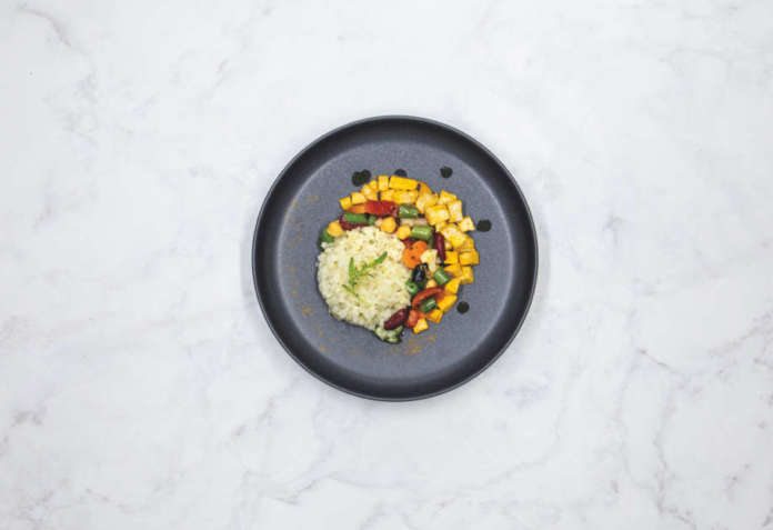 Insalata di Chicchi di Cavolfiore con Verdure per Piatti Etnici, curcuma e pollo Insalata di Chicchi di Cavolfiore con Verdure per Piatti Etnici, curcuma e pollo