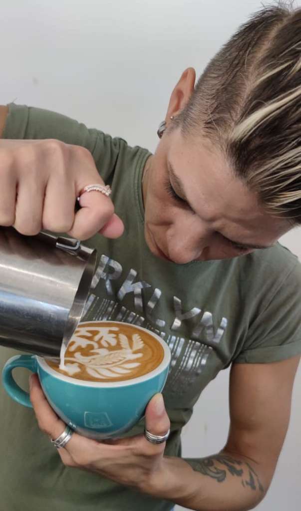 Manuela Fensore con la nuova lattiera realizzata da Metallurgica Motta