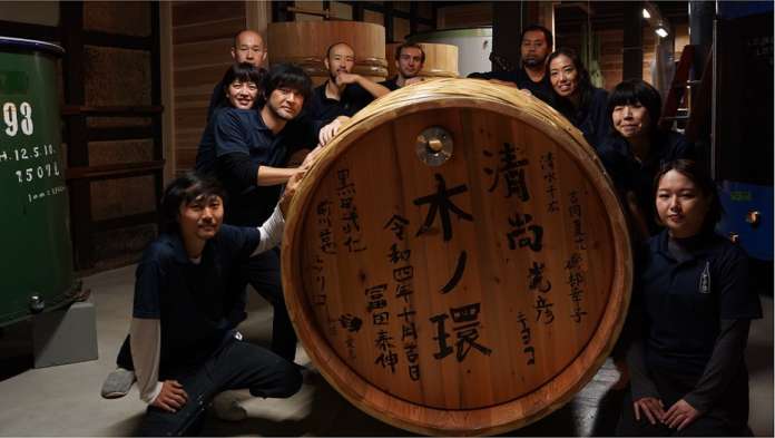 sake I vecchi barili di legno in cui far riposare il sake sake I vecchi barili di legno in cui far riposare il sake