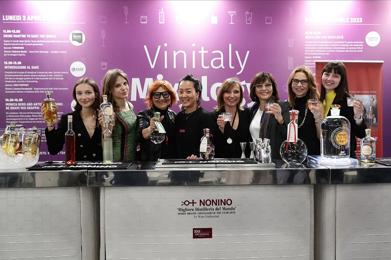 grappa nonino Monica Berg e famiglia al Vinitaly23