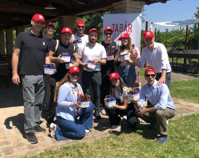 Foto di gruppo dei raccoglitori di Ciliegia di Vignola Igp