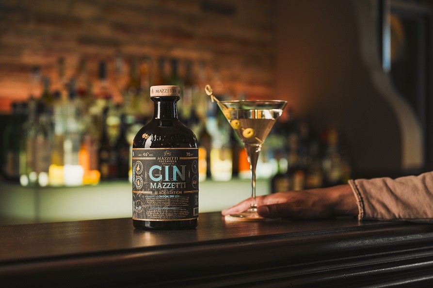 Gin Mazzetti Black Edition ambientata