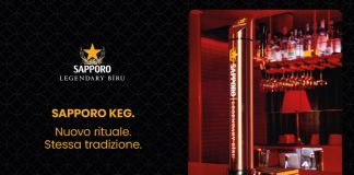 Colonna spillatrice Sapporo Keg in un elegante bar, con il logo “Sapporo Legendary Biru” e il claim “Nuovo rituale. Stessa tradizione.”, che celebra il lancio della birra giapponese alla spina in Italia.