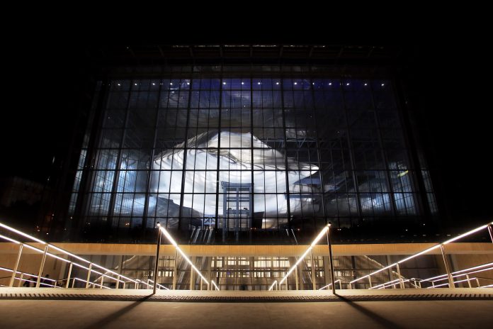 Anteprima per la stampa ed illuminazione del 'La Nuvola' di Fuksas