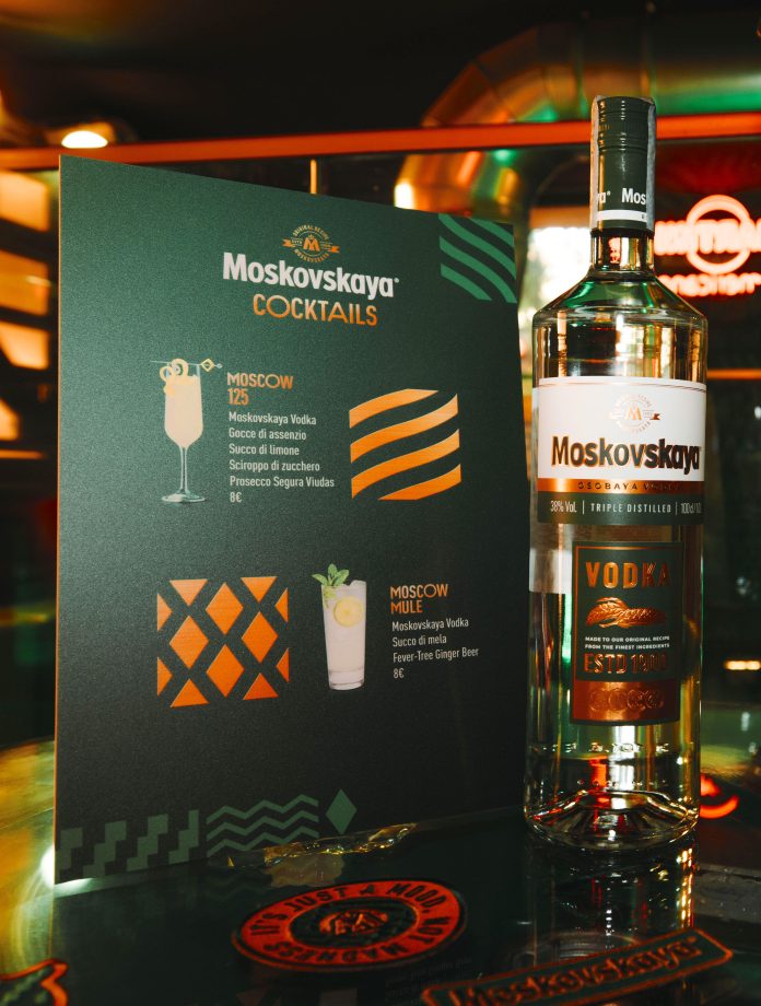 La nuova ed elegante etichetta di Vodka Moskovskaya con la drinlk list per i 125 anni