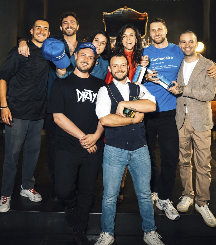 Malu Timoni di Cachaça Blu attorniata dagli head bartender della serata a Oìfficina Milano copia