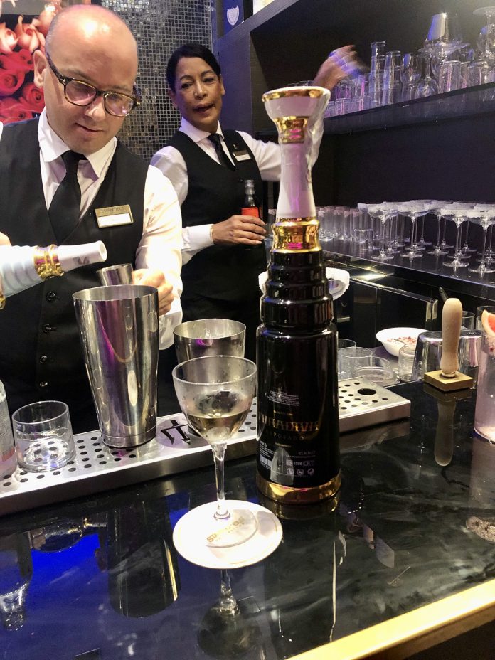 Servizio cocktail al banco di Rosa Grand Lounge & Bar Milano