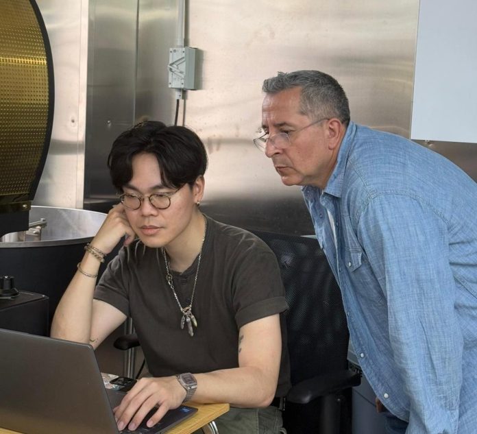 Antonio Biscotti controlla la tostatura del caffè a Hong Kong