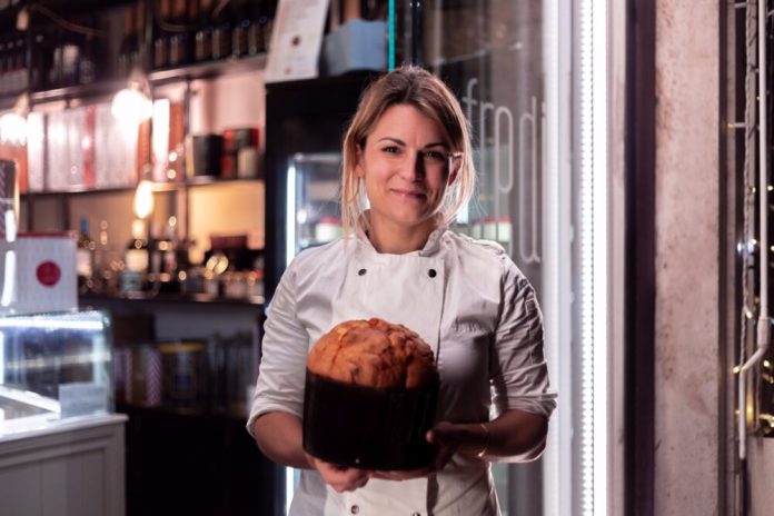 3.Giorgia-Proia-e-il-suo-panettone_Casa-Manfredi-1000x667
