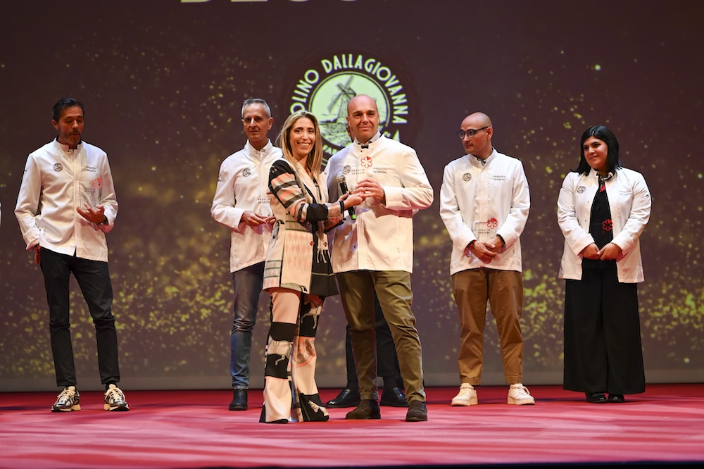 Sabrina Dallagiovanna consegna i riconoscimenti "Passion Dessert"
