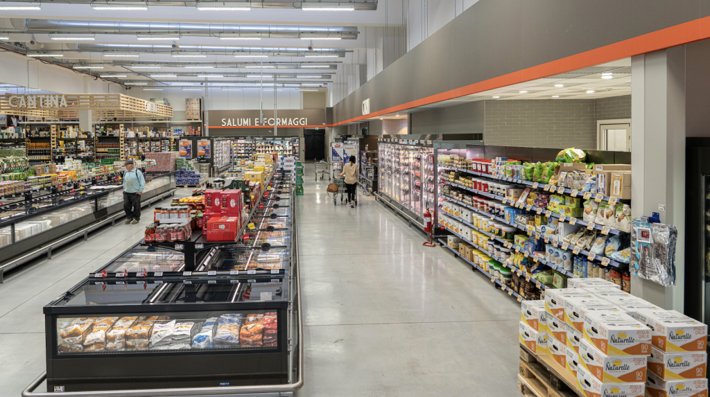 Interno di un punto vendita C+C Cash and Carry con scaffali dedicati a salumi, formaggi e prodotti horeca, rappresentativo della partecipazione di C+C a Host 2025 e del focus su assortimenti professionali e consulenza per il settore fuoricasa