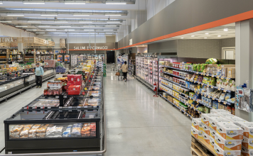 Interno di un punto vendita C+C Cash and Carry con scaffali dedicati a salumi, formaggi e prodotti horeca, rappresentativo della partecipazione di C+C a Host 2025 e del focus su assortimenti professionali e consulenza per il settore fuoricasa