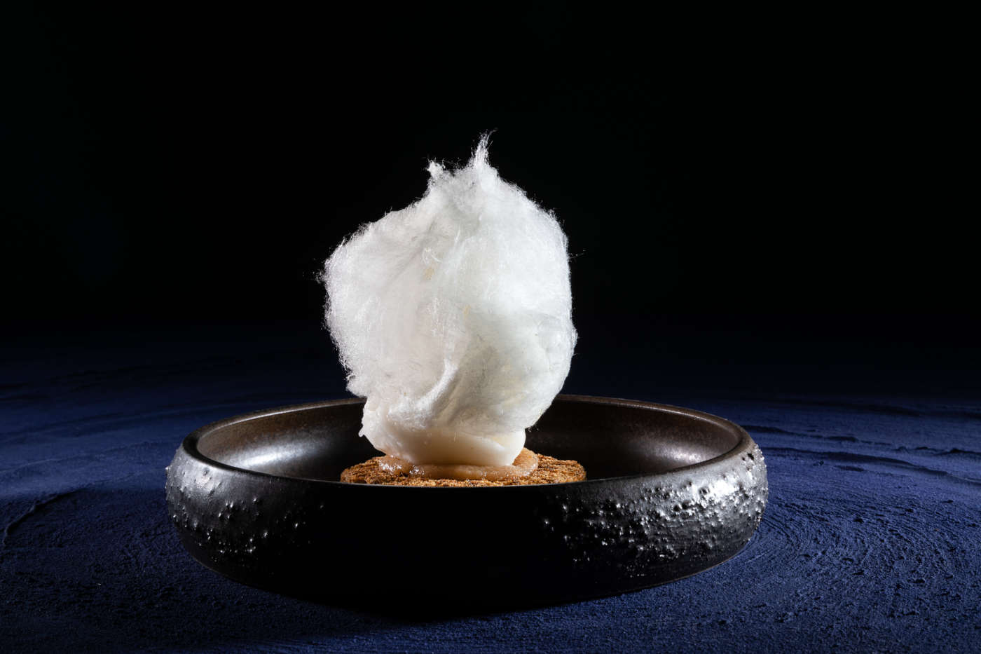 Gelato alla terra, con bottone di pera alla brace, pan di spagna ai ceci antichi e infuso di the