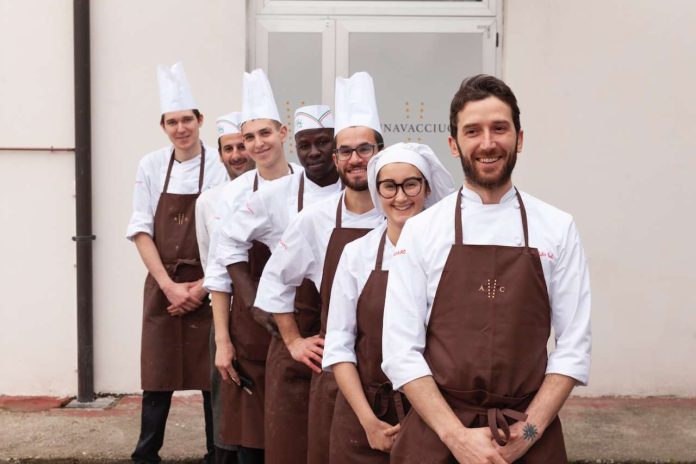 Lo staff del laboratorio di Cannavacciuolo