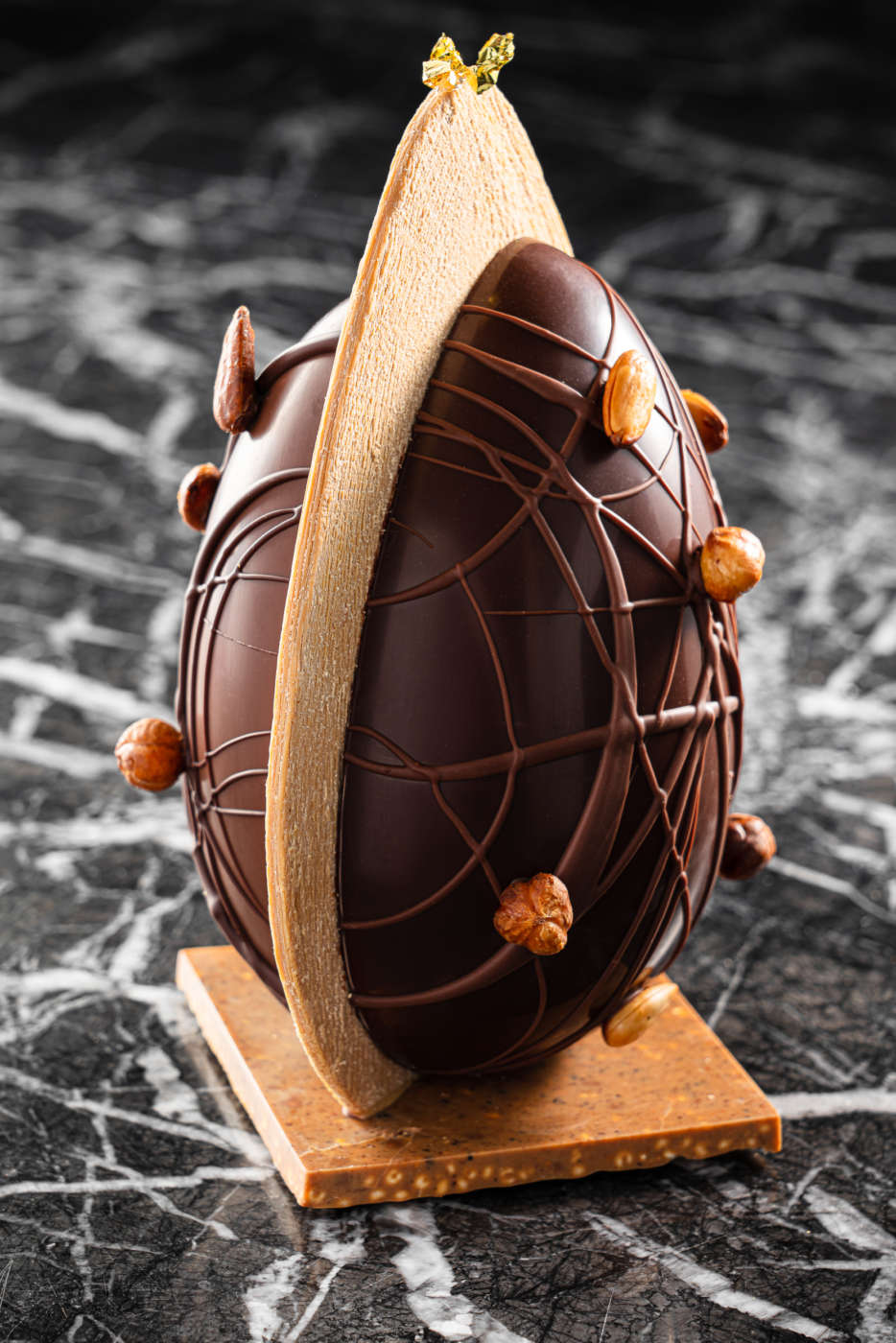 Le uova di Bonfissuto Pistacchio e mandorla al servizio del cioccolato: è questa l'idea da cui parte Bonfissuto per le sue uova pasquali. La prima è realizzata con cioccolato al pistacchio ed una copertura di pistacchi (31,90 euro), mentre la seconda il finissimo cioccolato al latte viene ricoperto con croccanti mandorle di Sicilia (29,90 euro). L'uovo-non uovo di Forno Follador L’Ovo è un lievitato che evoca nella forma quella dell’uovo di cioccolato, simbolo della Pasqua, e nasce a partire dall’impasto del pandoro, fiore all’occhiello della produzione di Antonio Follador e dolce tipico della tradizione veneta, preparato con ingredienti semplici (farina, burro, uova e zucchero) e una lievitazione lenta. A complicare le cose - e a renderle più interessanti - c'è la farcitura. L’Ovo è disponibile nel formato da 800 grammi, al costo di 32 euro, in due diverse varianti: Dorè, un impasto con albicocche semi candite, cioccolato bianco al caramello Aurum e fave di tonka, e Glacè, con un cuore di cioccolato al latte e una copertura di cioccolato e mandorle. Le nuove creazioni di Ernst Knam Per la Pasqua 2022 lo Chef Ernst Knam propone due creazioni esclusive, spedibili in tutta Italia: l'Uovo nudo e crudo e l'Uovo seduto. Nati da un’idea del Maestro Knam e realizzati su suo disegno, sono proposti con un packaging d'avanguardia: box realizzate con un materiale espanso leggero e altamente protettivo, idoneo al contatto con gli alimenti e alla spedizione. L’Uovo Nudo e Crudo è una creazione minima, pregiato e puro, senza l’aggiunta di colore o decori, realizzato in cioccolato fondente Señorita 72, con pareti interne ricoperte di grue di cacao sabbiato, disponibile in due differenti dimensioni. L'Uovo seduto, realizzato personalmente da Knam, è realizzato in cioccolato fondente Señorita 72, dalle sfumature rosse. Ma le novità non finiscono qui, ad entrare nella famiglia Knam 2022 arrivano anche l’uovo con pennellate K, la Pecorella con il vello in cocco rapè, il Coniglio argentato e quello geometrico color oro, la Cabossa. Non mancheranno anche le classiche uova confezionate con sorpresa. Immancabili anche l’uovo Rocher, con nocciole pralinate, l’uovo Pollock dalle diverse sfumature cromatiche e poi ancora il Knam Pollo, l’Uovo Pulcino, il Gallo ruspante, il Galletto Gigi e le Paperelle. Le uova di Marchesi 1824 La storica pasticceria milanese Marchesi 1824 celebra la Pasqua con una collezione ispirata alla primavera, ai fiori e alla rinascita firmata dal pastry chef Diego Crosara. Si parte dalle uova decorate, impreziosite da fini decori in alto rilievo in ghiaccia reale e pasta di mandorla con tema floreale. Eseguiti a mano, sono protagonisti della base di pregiato cioccolato fondente o al latte in formato da 2 kg. (1200 euro). In più, ci sono l'uovo al cioccolato fondente o al latte, in formato da 1 kg, nei colori primaverili rosa, giallo, verde e azzurro (200 euro), e quello mandorlato e nocciolato decorato con fiori edibili in formato da 300 grammi (500 euro). L'uovo che fa bene di Vito Cortese Vito Cortese, il più importante rappresentante della pasticceria crudista in Italia e titolare del Cortese Café Novecento di Firenze, ha progettato un uovo di cioccolato biologico raw, vegan, gluten e lactose free. Per la versione fondente, si parte delle fave di cacao che non vengono tostate, ma essiccate lentamente al sole, si passa dall'uso di eritritolo, dolcificante a zero calorie e zero indice glicemico, per arrivare a un prodotto estremamente salubre (49 euro). In più, oltre ad essere buono, quest'uovo fa del bene. Infatti, il 5% dei proventi delle vendite di questo prodotto saranno devoluti alla Fondazione dell'Ospedale Pediatrico Meyer di Firenze. Per gli amanti del cioccolato al latte, ecco l’uovo con latte di cocco (49 euro). Non mancano anche i gusti cioccolato bianco e nocciola (49 euro), e cioccolato bianco e pistacchio (49,50 euro). Chiude l'assortimento la variante alla Gianduja (49 euro). La pecora rock di Rinaldini Presenti anche le uova decorate di Roberto Rinaldini, arricchite da tanti nuovi soggetti in cioccolato come la pecora rock al latte. In più, non manca il must della linea di Pasqua firmata da Roberto Rinaldini: l'Ovo, un vero guscio svuotato, lavato, sterilizzato e accuratamente lavorato, riempito con un cuore di cioccolato bianco avvolto da uno strato di finissimo cioccolato, fondente o ancora bianco (8-72 euro). La gallina dalle uova d'oro di Charlotte Dusart Charlotte Dusart, pasticcera belga giunta a Milano per portare il suo savoir faire artigianale, ha creato una Capsule Collection Pâques 2022, in cui sono presenti le uova (il prezzo varia in base al peso, da 12 a 49 euro), il coniglio pasquale (25 euro), l'uovo goloso ripieno (35 euro), la scatola origami con ovetti ripieni (10 euro). Ma il vero pezzo forte della collezione è la scatola Galina dalle uova d'oro. L’idea regalo si basa su 6 uova d'oro, ispirate alla celebre favola di Esopo. All'interno ci sono 3 uova in cioccolato fondente Madagascar 71%, 2 uova al latte e 1 uovo al cioccolato bianco, tutti spruzzati d’oro. L'uovo fai da te di Davide Appendino T'Uovo è la creazione dell'artigiano del cioccolato torinese Davide Appendino per la Pasqua 2022. Si tratta di un uovo "fai da te", con tanto di istruzioni per il confezionamento e l'occorrente per la decorazione. Si può scegliere anche la sorpresa o usare il sacchetto di cioccolatini che si trova all'interno della scatola (30 euro). A questo prodotto si aggiunge Unico, un uovo per chi ama il miglior cioccolato monorigine, confezionato in un'elegante scatola da confezione (50 euro). Lab in fermento per Simona Solbiati Uova, soggetti di cioccolato, colomba in tema: per la Pasqua 2022 Simona Solbiati ha dato fuoco alle polveri. Si parte con le uova tradizionali, prodotte artigianalmente e impreziosite con piccoli decori a tema romantico, realizzate con finissimo cioccolato belga al latte, bianco oppure fondente, con una percentuale fino al 90%. Una chicca è l’Uovo Nido, un guscio croccante, lucido e profumato di cioccolato fondente che accoglie al suo interno, come in un nido, un piccolo uccellino di cioccolato al latte (70 euro). Le uova di Peck Peck presenta le sue sue creazioni di cioccolato per la Pasqua 2022: a partire dalle nuove uova “Double Soul”, dove il cioccolato fondente si unisce in cinque inedite combinazioni di sapori. A queste si aggiungono tre nuovi personaggi di cioccolato: Easter Panda, Gufy e Curious Rabbit che reinterpretano i simboli della Pasqua con leggerezza e originalità, dando vita a un universo giocoso e colorato. Design e metafore per Guido Gobino La nuova Collezione di Pasqua di Guido Gobino è ricca di colori e abbinamenti innovativi. La linea di Uova di Pasqua è caratterizzata dall’unicità del N’Uovo: un uovo dalla forma unica ed immediatamente riconducibile al marchio dell’artigiano torinese del cioccolato. Il design è stato sviluppato nel 2008, in occasione di Torino Design Capital e, da allora, sigla la Pasqua con la sua linea originale. Poi c'è il Rainbow è il nome dell’uovo iconico di questa collezione: un tributo all'unicità di tutte le persone, ognuna con la propria storia, ognuna con la propria identità e sfumatura. Ogni colore dell’arcobaleno corrisponde ad un gusto assolutamente unico – fragola, arancia, passion fruit, limone, bergamotto e lampone - così come le vivaci note dei dragée custoditi all’interno. Varianti "gourmet" per D’Antoni, Uova di finissimo cioccolato, anche in varianti “gourmet” o con i volti dei supereroi. D’Antoni, la rinomata pasticceria artigianale a conduzione familiare del quartiere Collatino a Roma, “regno” dell'omonima famiglia, si prepara a stupire con le uova con sorpresa, pensate sia per ingolosire i più piccoli che gli adulti. Le prime, a tema supereroi della Marvel e personaggi della Walt Disney, saranno sia al cioccolato fondente che bigusto ai cioccolati al latte e bianco, quest’ultimo scelto anche per la Pokeball, una golosa sfera dei Pokemon. Le seconde invece, delle eleganti Uova gourmet, verranno proposte sia al cremino di pistacchio, che alla nocciola o al cioccolato al passion fruit. 