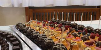 alberghiero dolomieu cioccolatini e pasticcini preparati dagli studenti 2