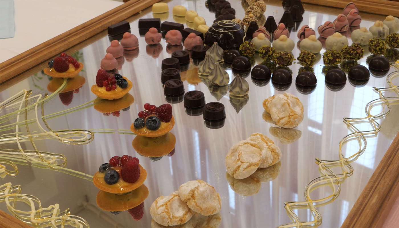 alberghiero dolomieu cioccolatini e pasticcini preparati dagli studenti