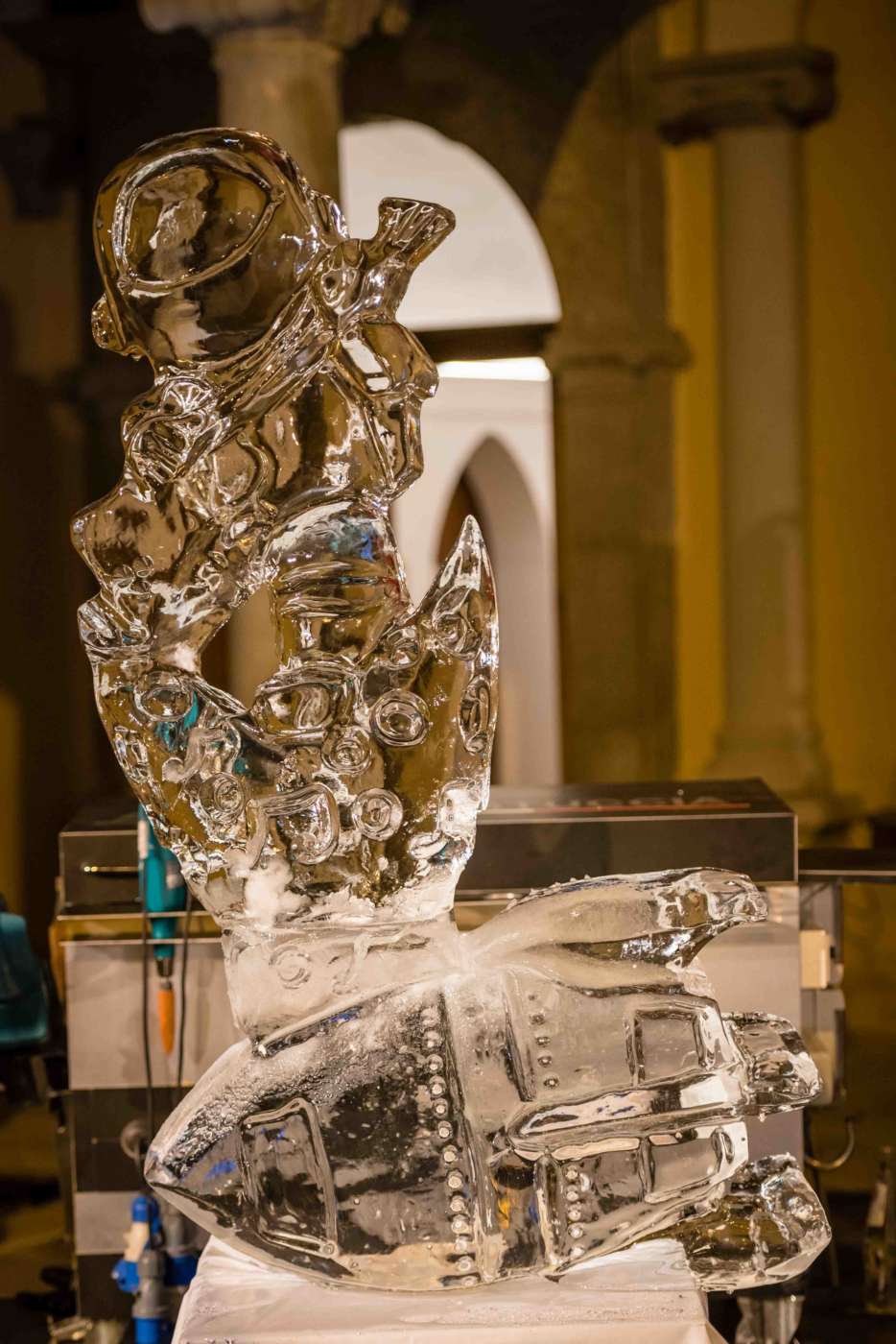 scultura di ghiaccio per parmitano