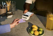 Pagamento contactless al tavolo gestito con il dispositivo all-in-one SumUp Terminal