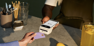 Pagamento contactless al tavolo gestito con il dispositivo all-in-one SumUp Terminal