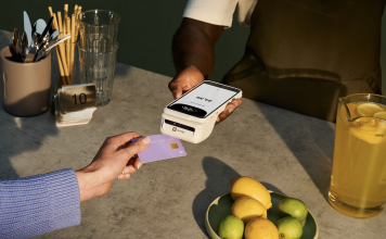 Pagamento contactless al tavolo gestito con il dispositivo all-in-one SumUp Terminal