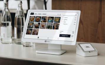 Il sistema di cassa fiscale touchscreen SumUp Cassa Lite e il lettore POS per gestire i pagamenti digitali nei bar.