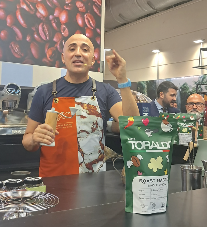 Il Maestro del Caffè Gianni Cocco allo stand Caffè Toraldo di Sigep 2026