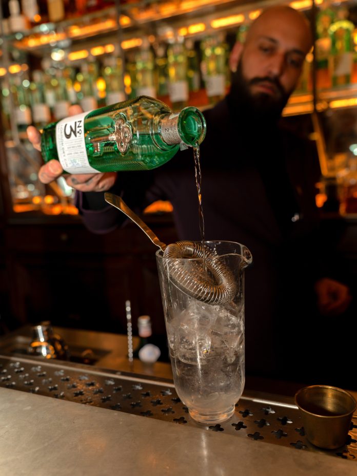 Il top bartender Alessandro Mannoni miscela un Martini Cocktail