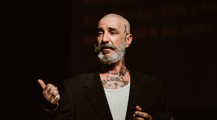 Se la masterclass sul gin diventa spettacolo teatrale: l’idea di Max Morandi torna in scena