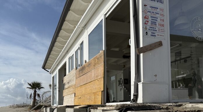 ciclone Harry Faro Blu