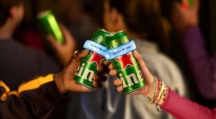 Il Clinker di Heineken, lo smartband che connette gli appassionati di musica con un brindisi Heineken Clinker