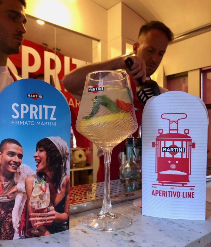 Il top bartender Giorgio Facchinetti prepara Martini Bianco Spritz sul tram Martini Aperitivo Line