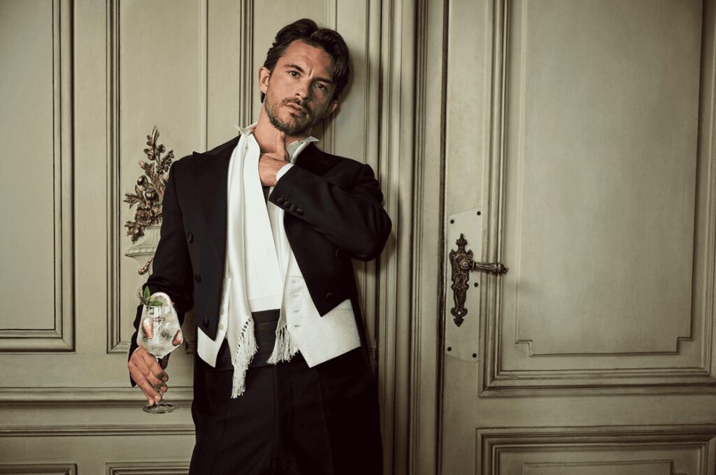 MARTINI Man Jonathan Bailey Hero Image2