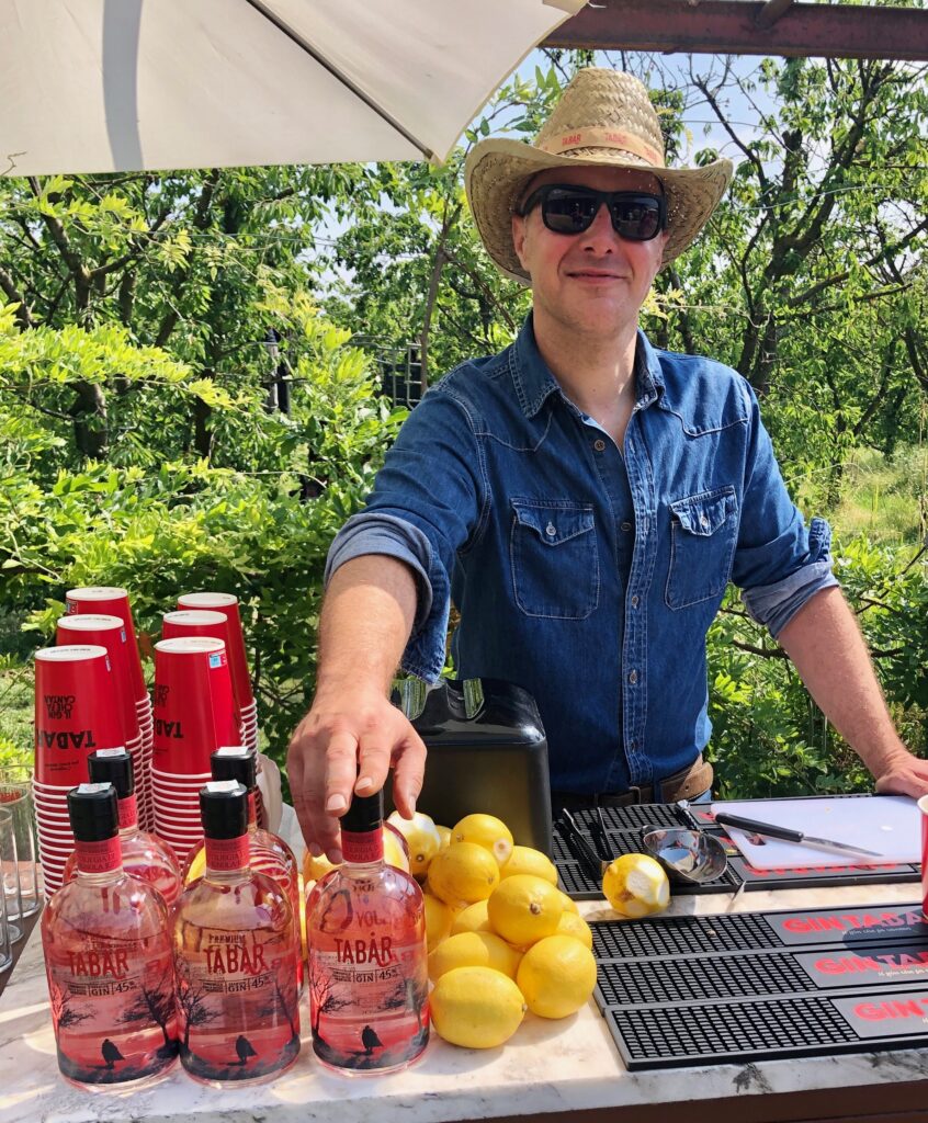 Dalla raccolta al Karaoke Tour con Gin Tabar Ciliegia di Vignola Igp