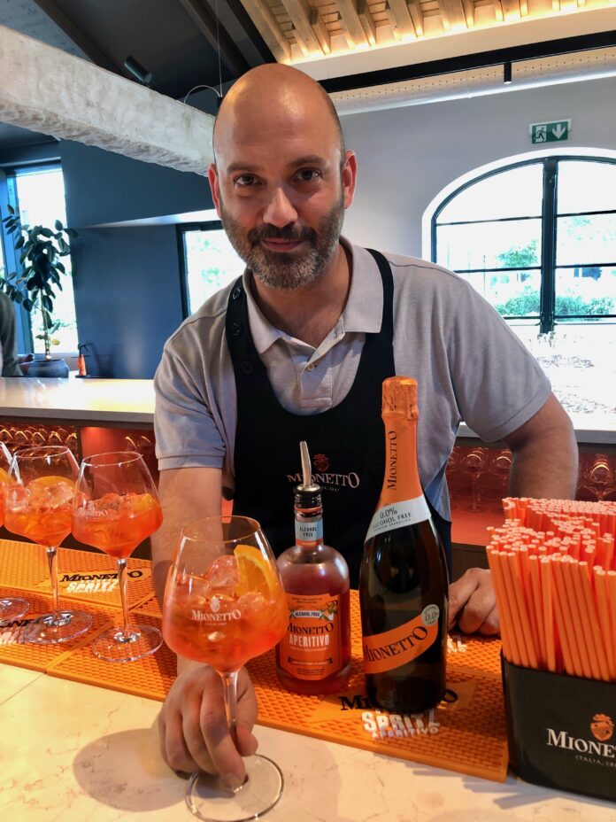 Il bartender Davide Peron presenta lo Spritz realizzato con Aperitivo Mionetto Alcohol Free e Mionetto 0.0% Alcohol Free
